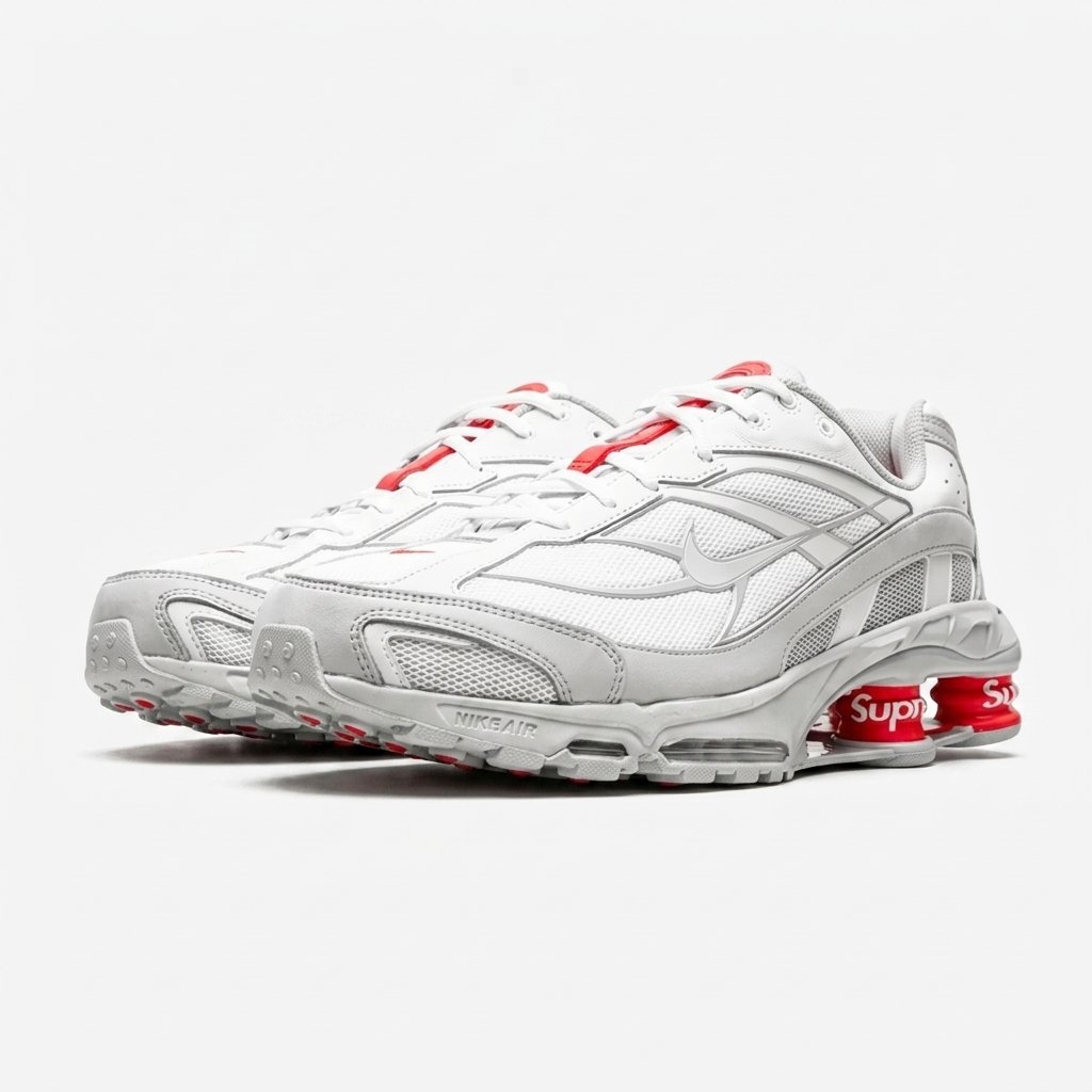 Vista lateral do Nike Shox Ride 2 Supreme White com colunas Shox e detalhes exclusivos Supreme. Vista lateral do Nike Shox Ride 2 Supreme White com colunas Shox e detalhes exclusivos Supreme.