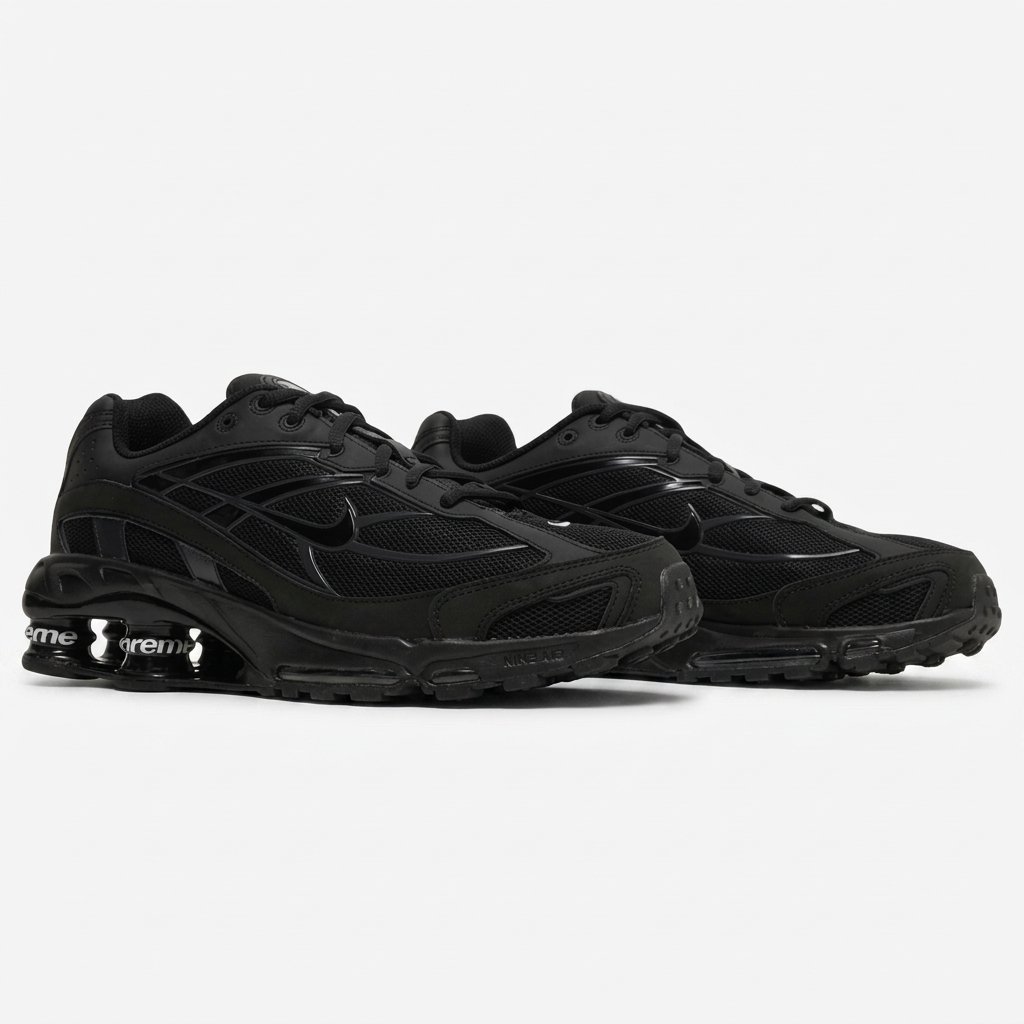 Vista lateral do Nike Shox Ride 2 Supreme Black com amortecimento Shox e detalhes exclusivos Supreme. Vista lateral do Nike Shox Ride 2 Supreme Black com amortecimento Shox e detalhes exclusivos Supreme.
