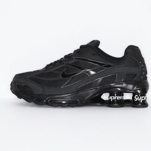 Nike Shox Ride 2 Supreme Black em pele premium e mesh respirável com tecnologia Nike Shox.