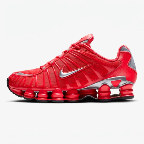 Vista lateral do Nike Shox TL Red com colunas Nike Shox e acabamento vermelho premium.