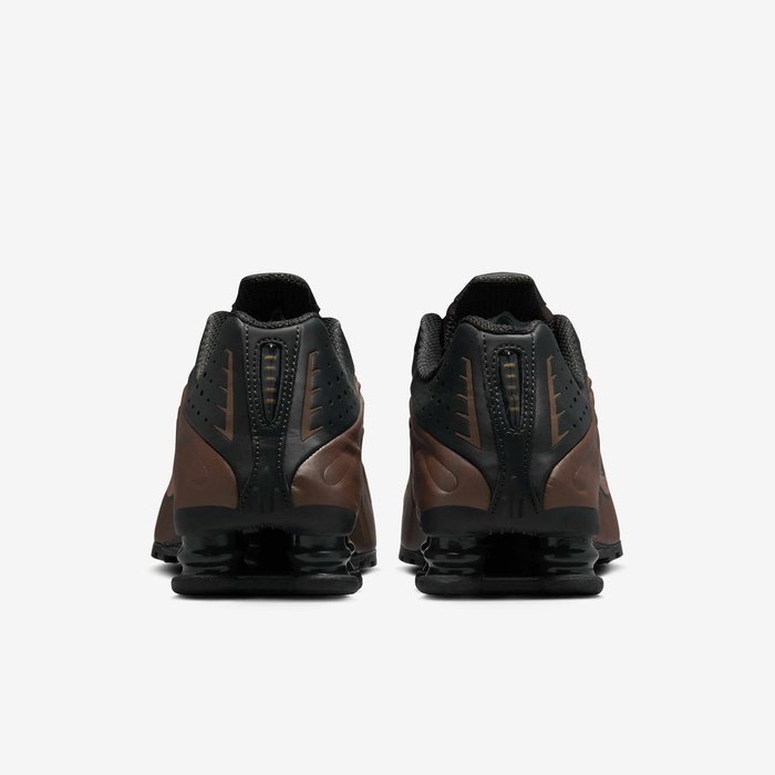 Nike Shox R4 preto com detalhes castanhos e sistema Shox Nike Shox R4 preto com detalhes castanhos e sistema Shox