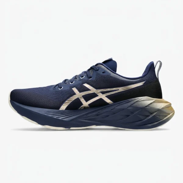 ASICS Novablast 4 Navy Champagne Gold, vista lateral com riscas douradas metalizadas