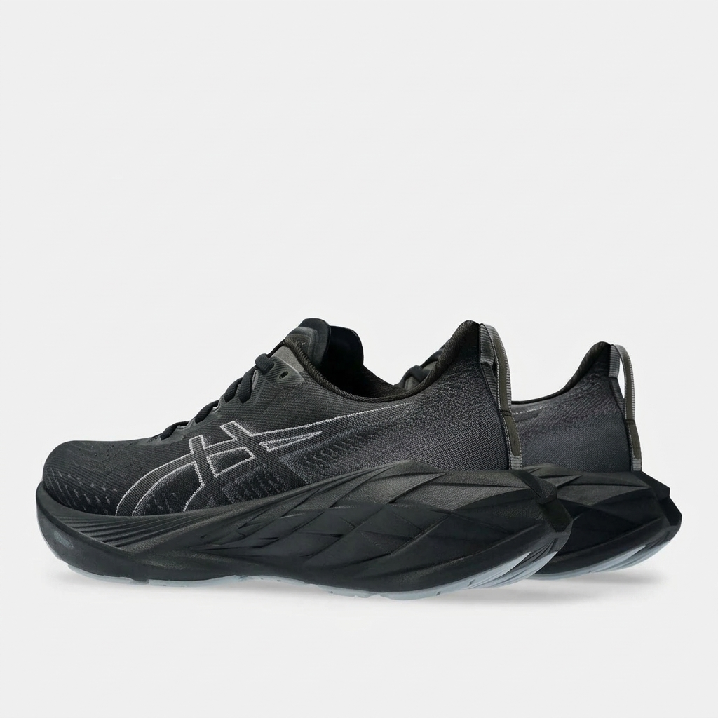 asics novablast 4 — detalhe do calcanhar (1) Detalhe do calcanhar do ASICS Novablast 4 com estabilizador integrado, tons Graphite Grey Vorax Store
