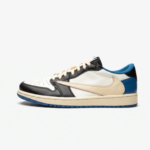 Air jordan 1 low cactus jack fragment vista de perfil com swoosh bege