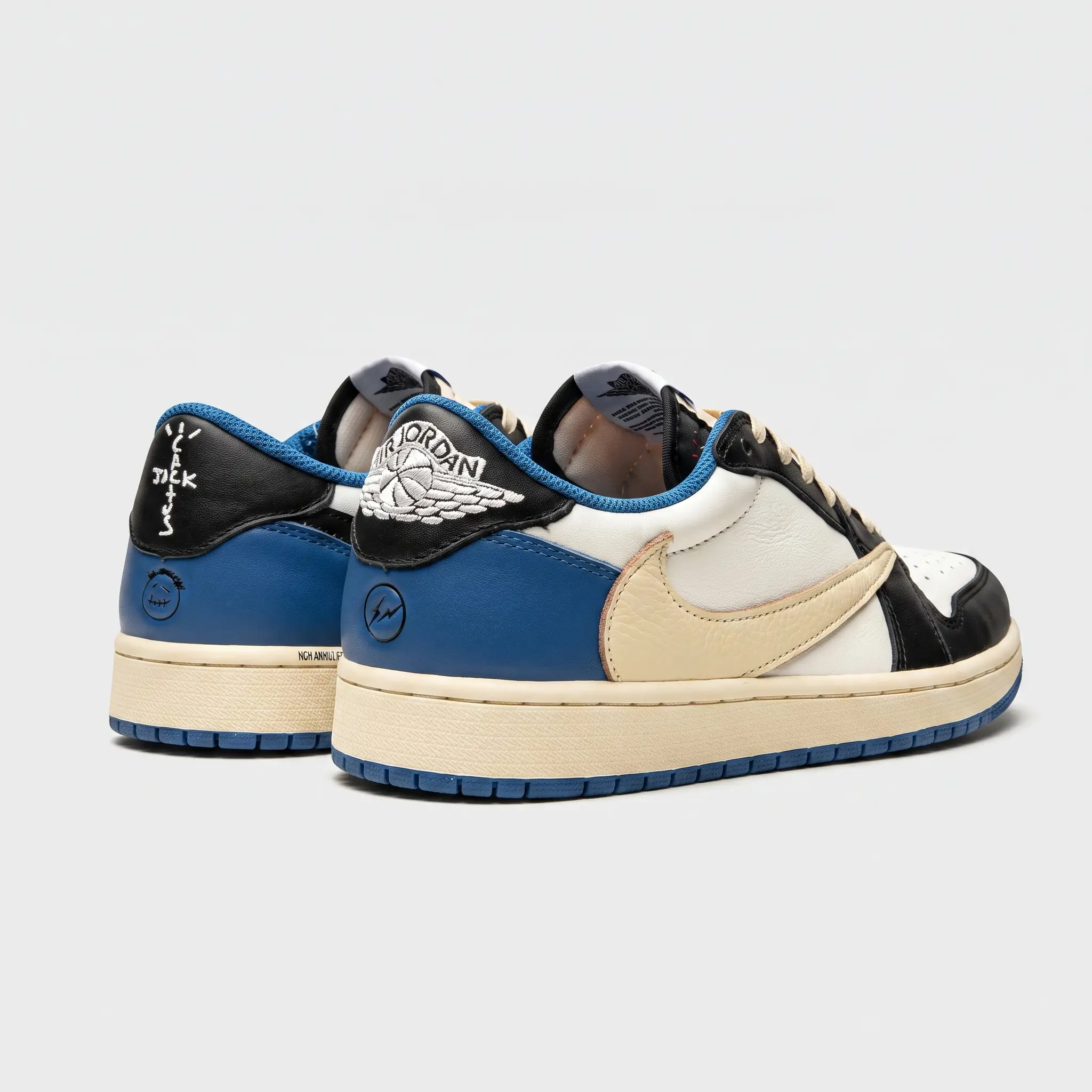 Air Jordan 1 Low Cactus Jack Fragment — Vista Traseira air jordan 1 low cactus jack fragment vista traseira com bordados duplos