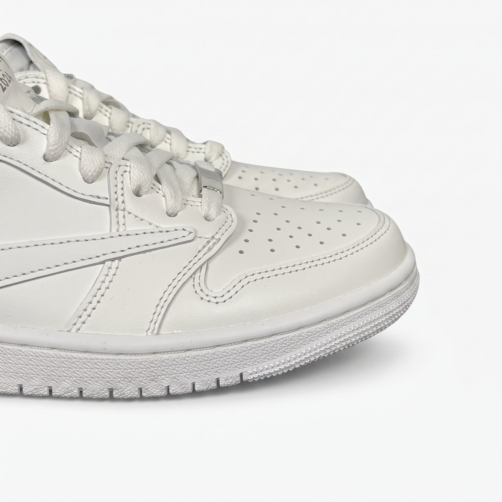 Travis Scott Air Jordan 1 Low White Party detalhe Travis Scott x Air Jordan 1 Low OG White Party detalhe do Reverse Swoosh