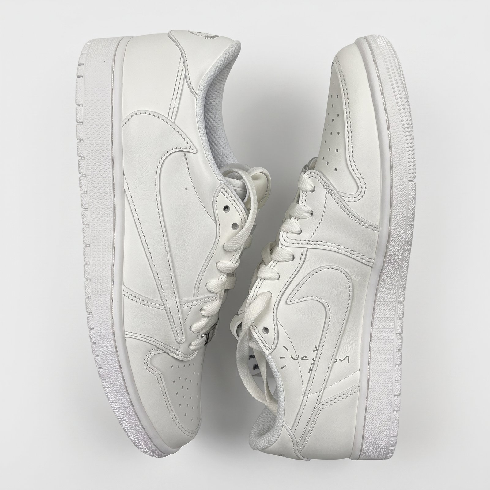Travis Scott Jordan 1 Low White Party vista lateral Travis Scott Air Jordan 1 Low White Party vista lateral branca