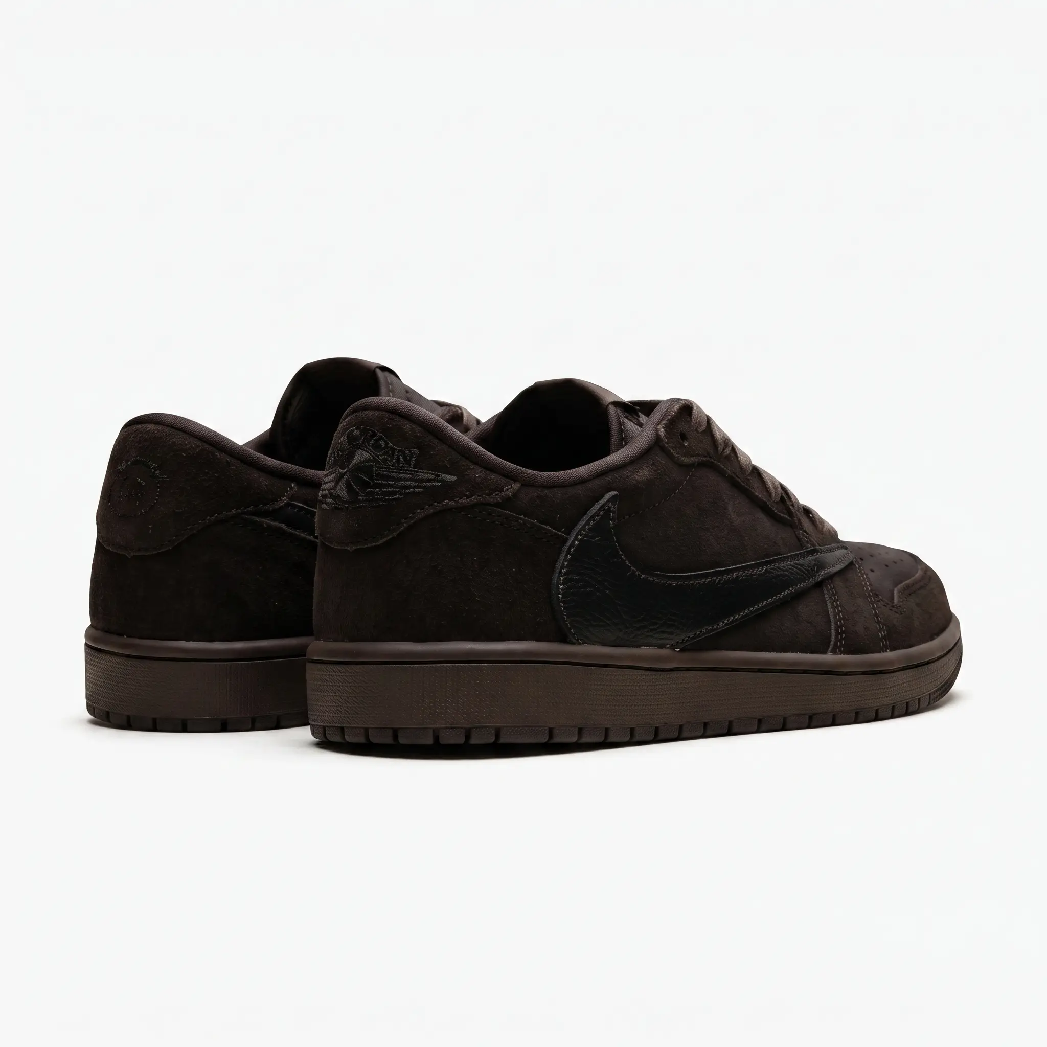 Travis Scott x Air Jordan 1 Velvet Brown - Traseira Air Jordan 1 Retro Low OG SP Travis Scott Velvet Brown - vista traseira do par mostrando o Swoosh invertido