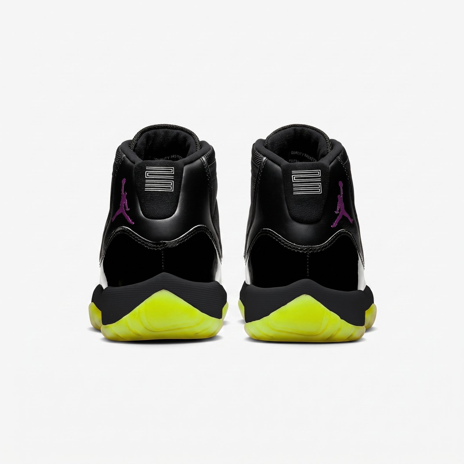 Air Jordan 11 Black Barely Volt Neon Green — detalhe do calcanhar Detalhe do calcanhar da Air Jordan 11 Black Barely Volt com número 23 bordado