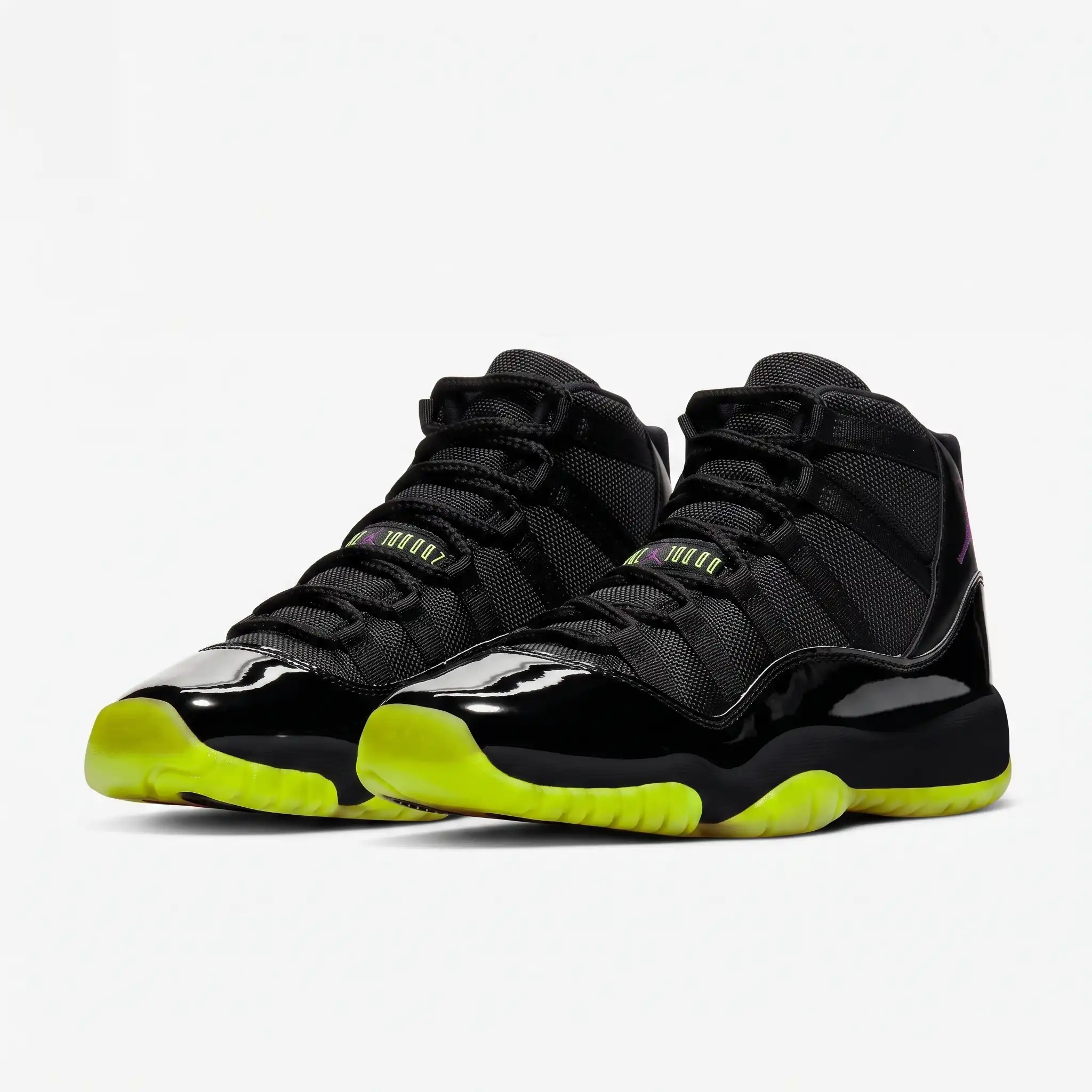 Air Jordan 11 Black Barely Volt Neon Green — vista frontal Parte frontal da Air Jordan 11 Black Barely Volt com logótipo Jumpman roxo na língueta