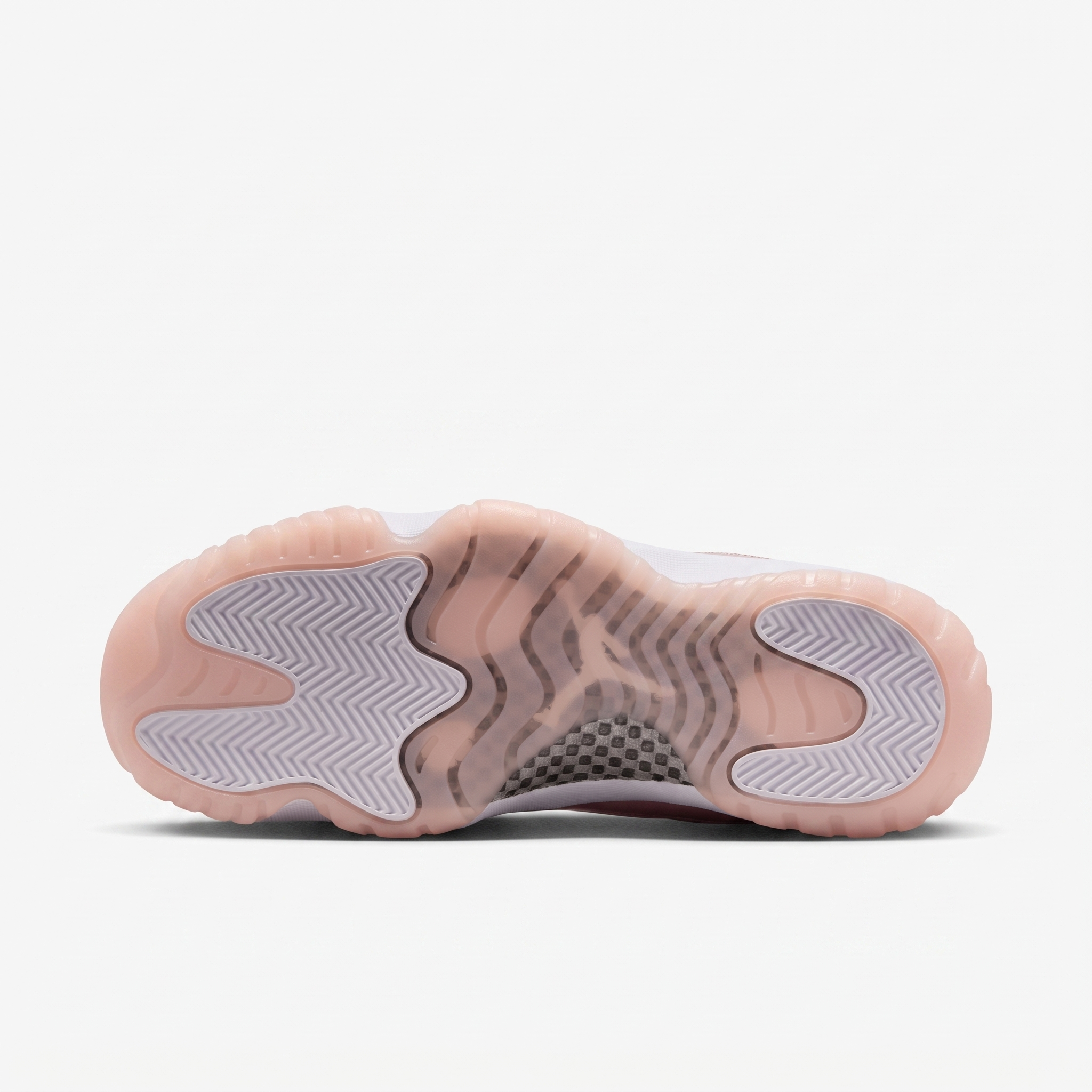 air jordan 11 low legend pink — detalhe do calcanhar Sola translúcida rosa da Air Jordan 11 Low Legend Pink