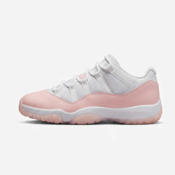 Air Jordan 11 Low Legend Pink, vista lateral com guarda-lama em pele envernizada rosa
