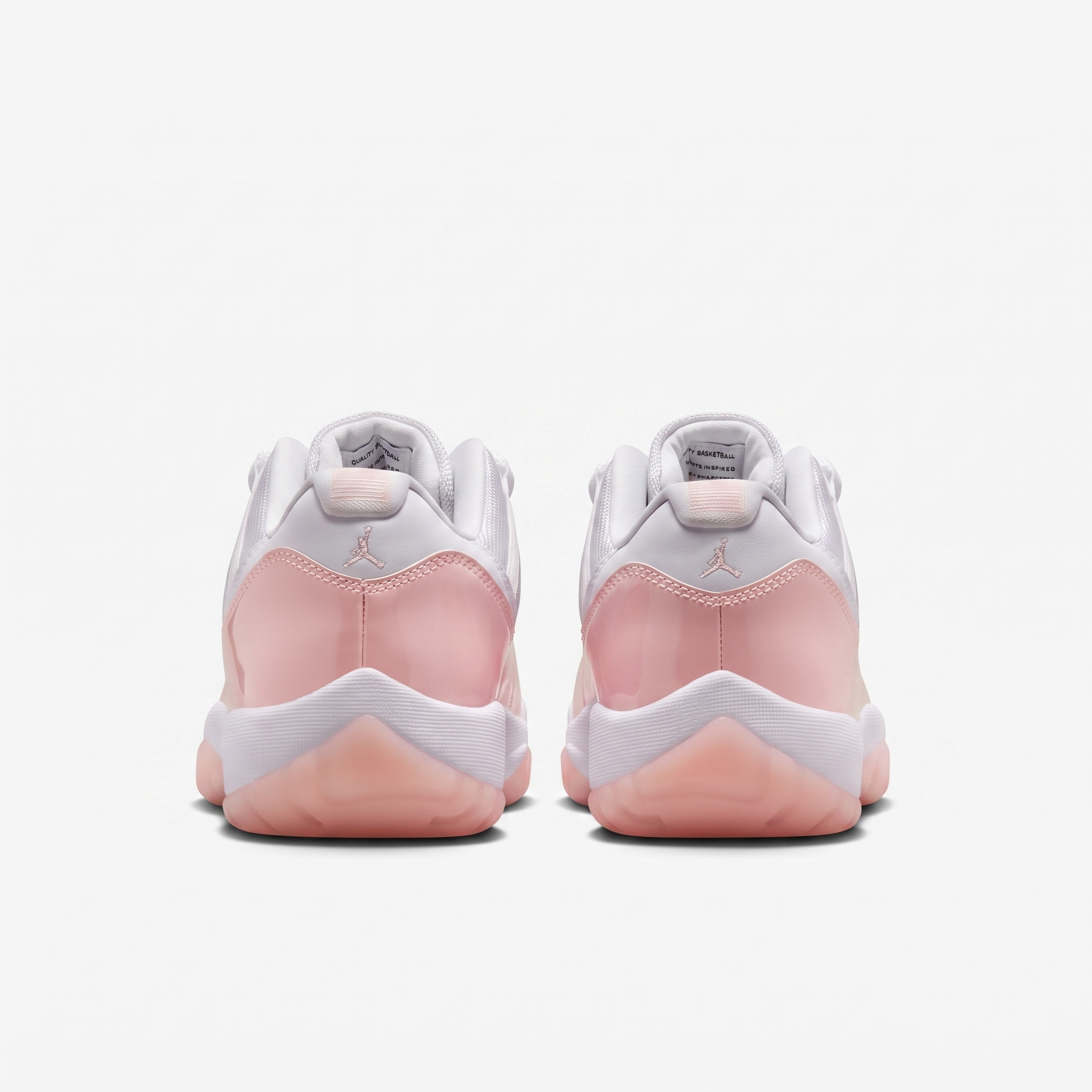 air jordan 11 low legend pink — vista traseira Detalhe do calcanhar da Air Jordan 11 Low Legend Pink com logótipo Jumpman rosa