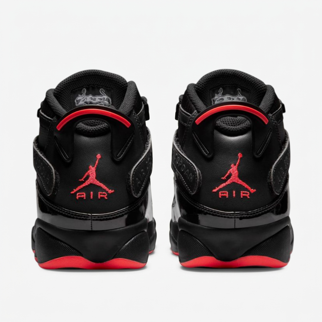 Jordan 6 Rings Black Infrared — detalhe do calcanhar Detalhe do calcanhar do Jordan 6 Rings Black Infrared com logótipo Jumpman vermelho