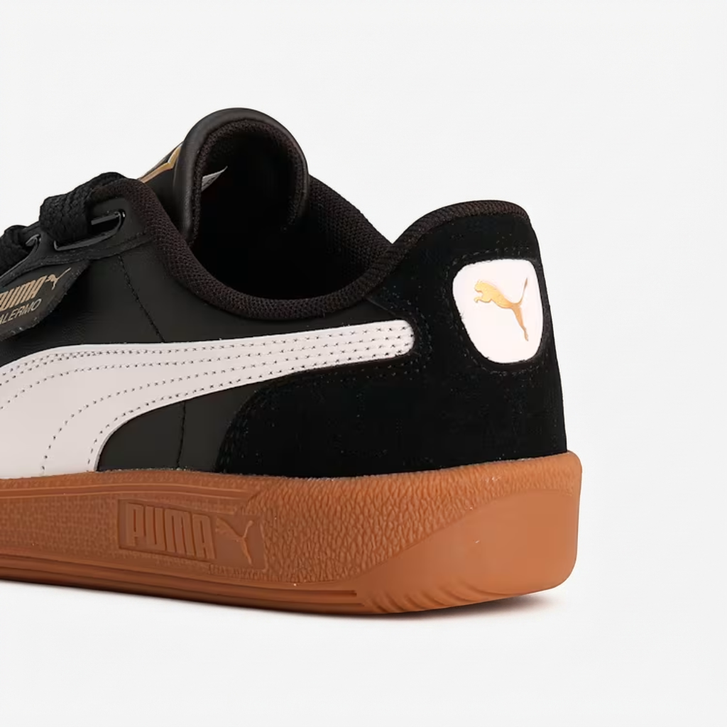 logótipo dourado puma no calcanhar da palermo preta Pormenor do logótipo dourado Puma no calcanhar do ténis Puma Palermo preto