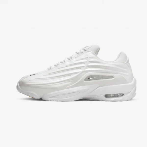 NOCTA x Nike Hot Step 2 White, vista lateral com ondulações na haste em pele sintética