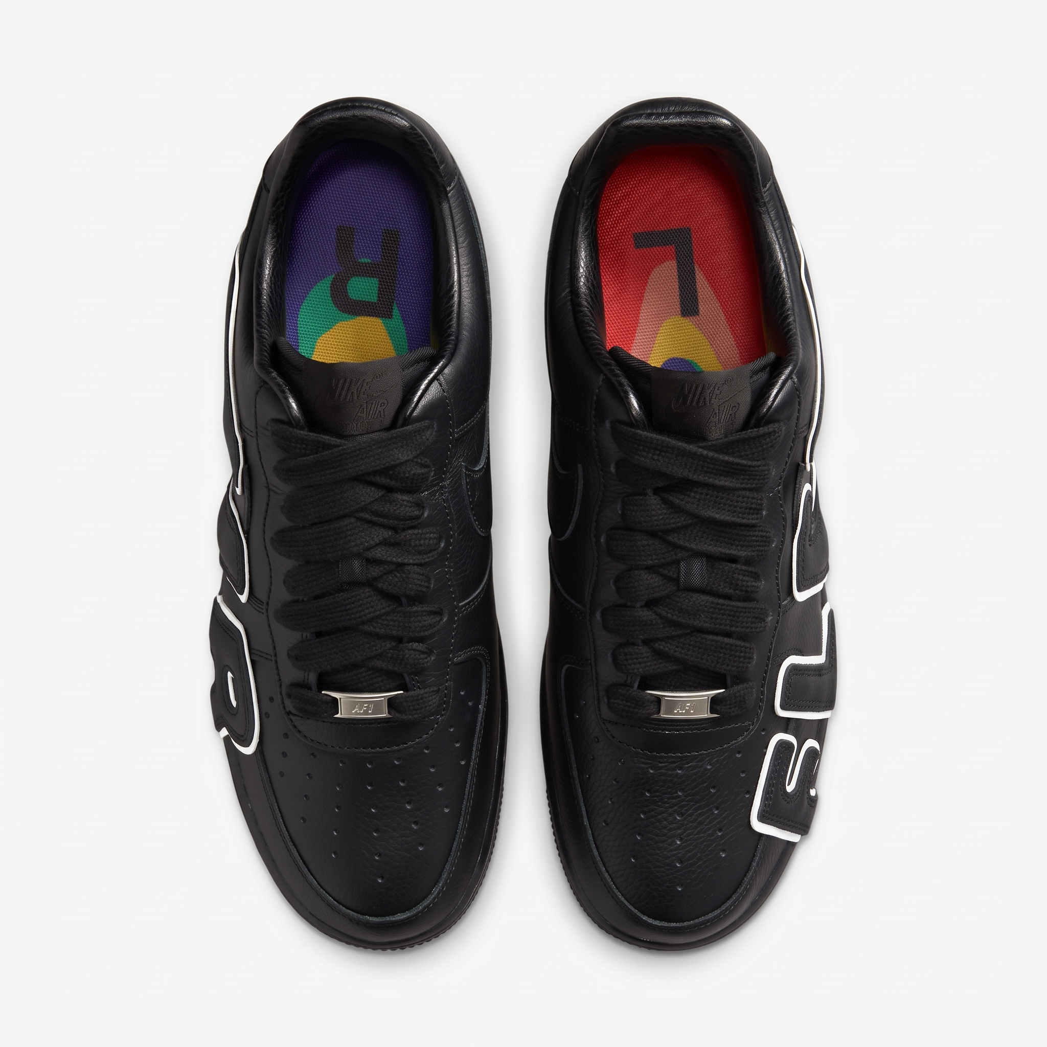 nike air force 1 cpfm black — vista frontal Parte frontal da Air Force 1 CPFM Black com atacadores pretos e perfurações