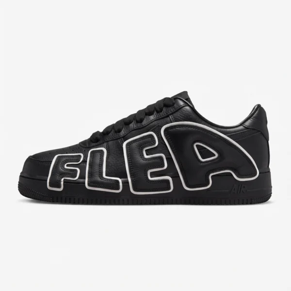 Nike Air Force 1 Low Cactus Plant Flea Market Black, vista lateral com letra 3D "FLEA" contornada a branco
