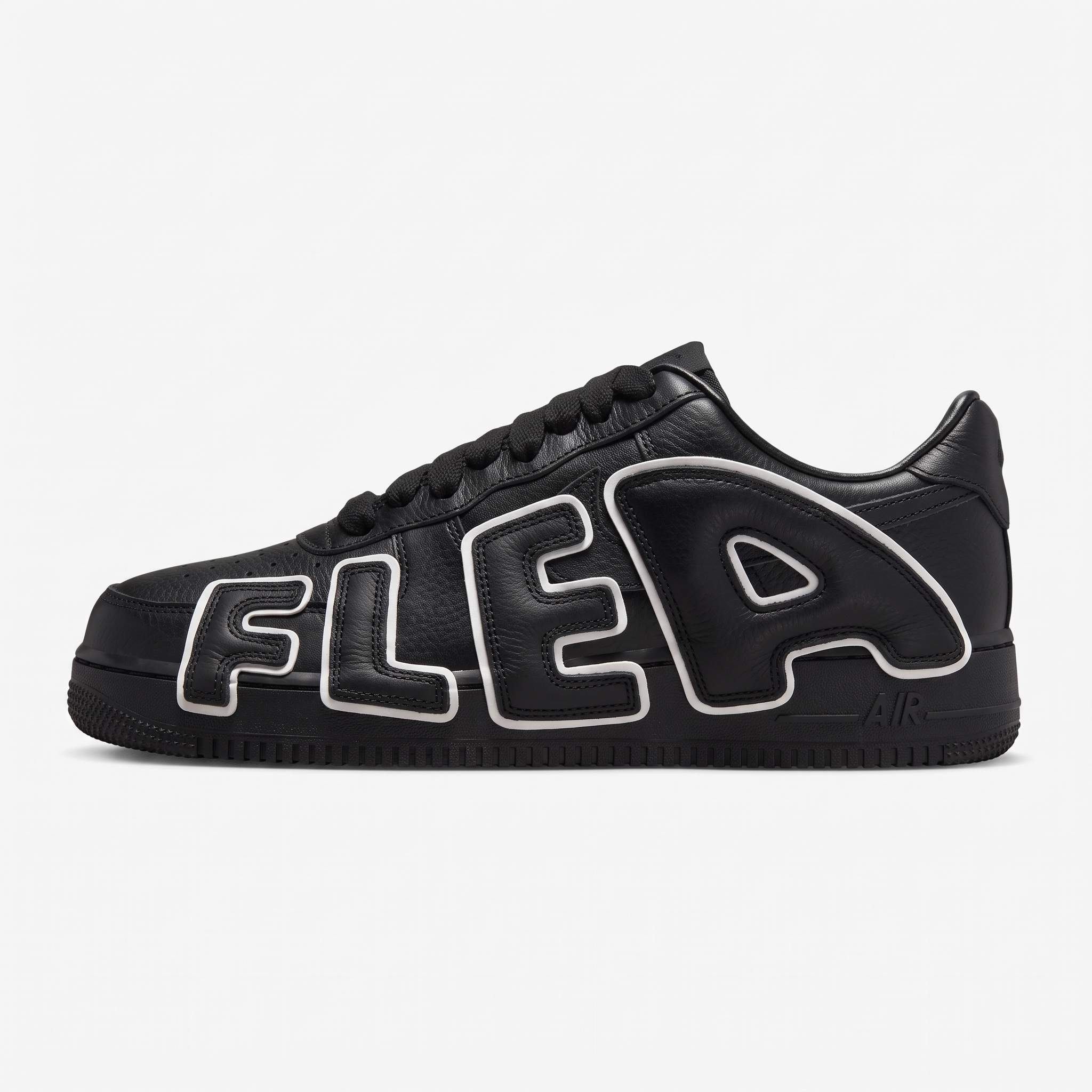 nike air force 1 cpfm black — vista lateral Nike Air Force 1 Low Cactus Plant Flea Market Black, vista lateral com letra 3D "FLEA" contornada a branco