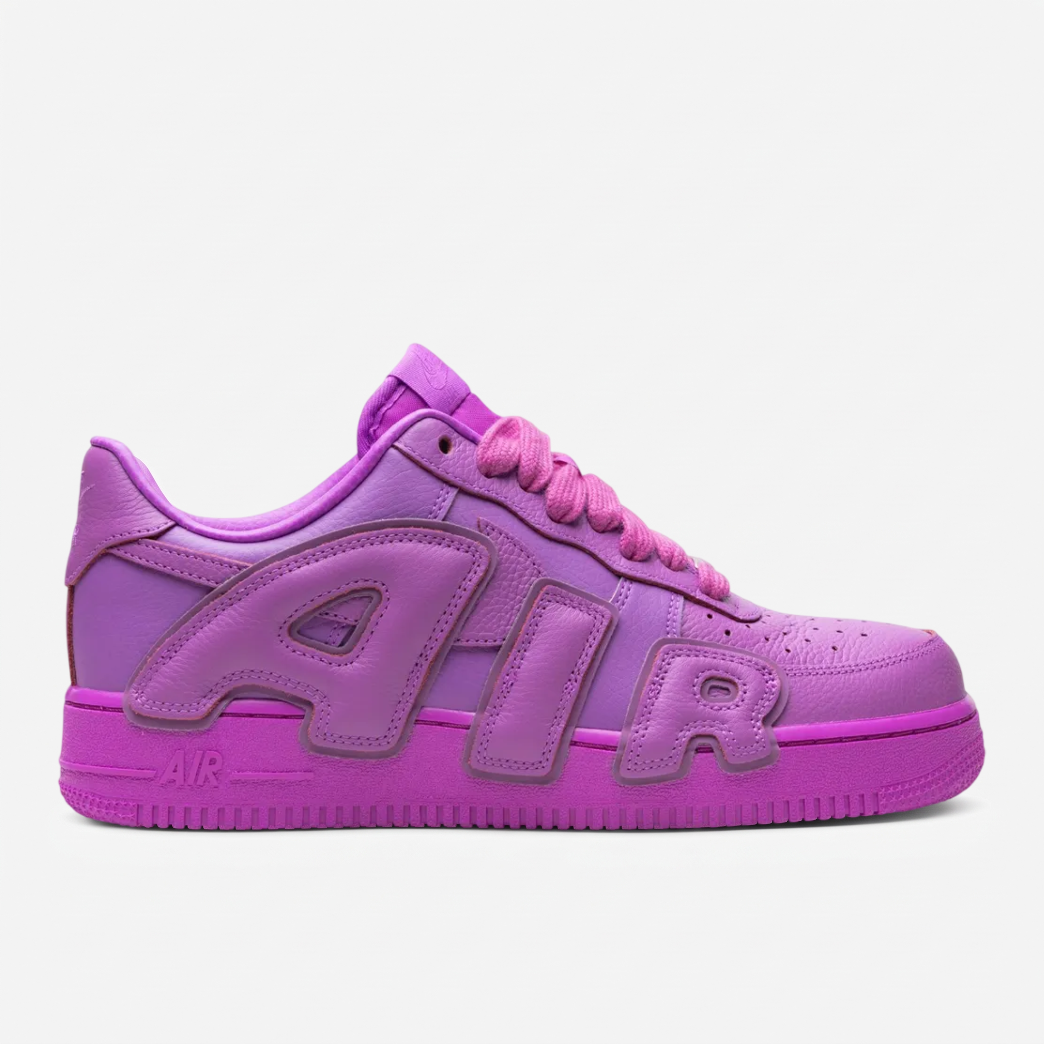 nike air force 1 cpfm fuchsia dream — detalhe do calcanhar Parte frontal da Air Force 1 CPFM Fuchsia Dream com atacadores roxos e ferragens prateadas