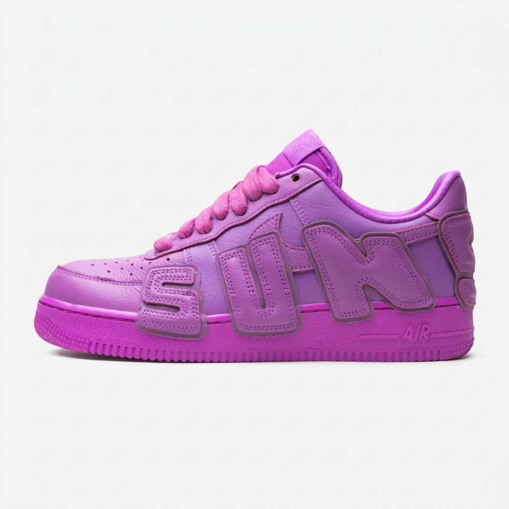 nike air force 1 cpfm fuchsia dream — vista lateral Nike Air Force 1 Low Cactus Plant Flea Market Fuchsia Dream, vista lateral com letras 3D roxas
