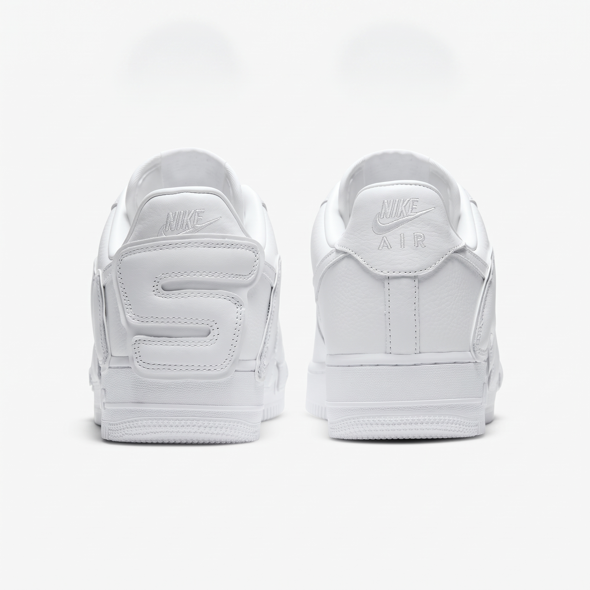 nike air force 1 cpfm white — detalhe do calcanhar Sola branca da Nike Air Force 1 CPFM com padrão de tração clássico