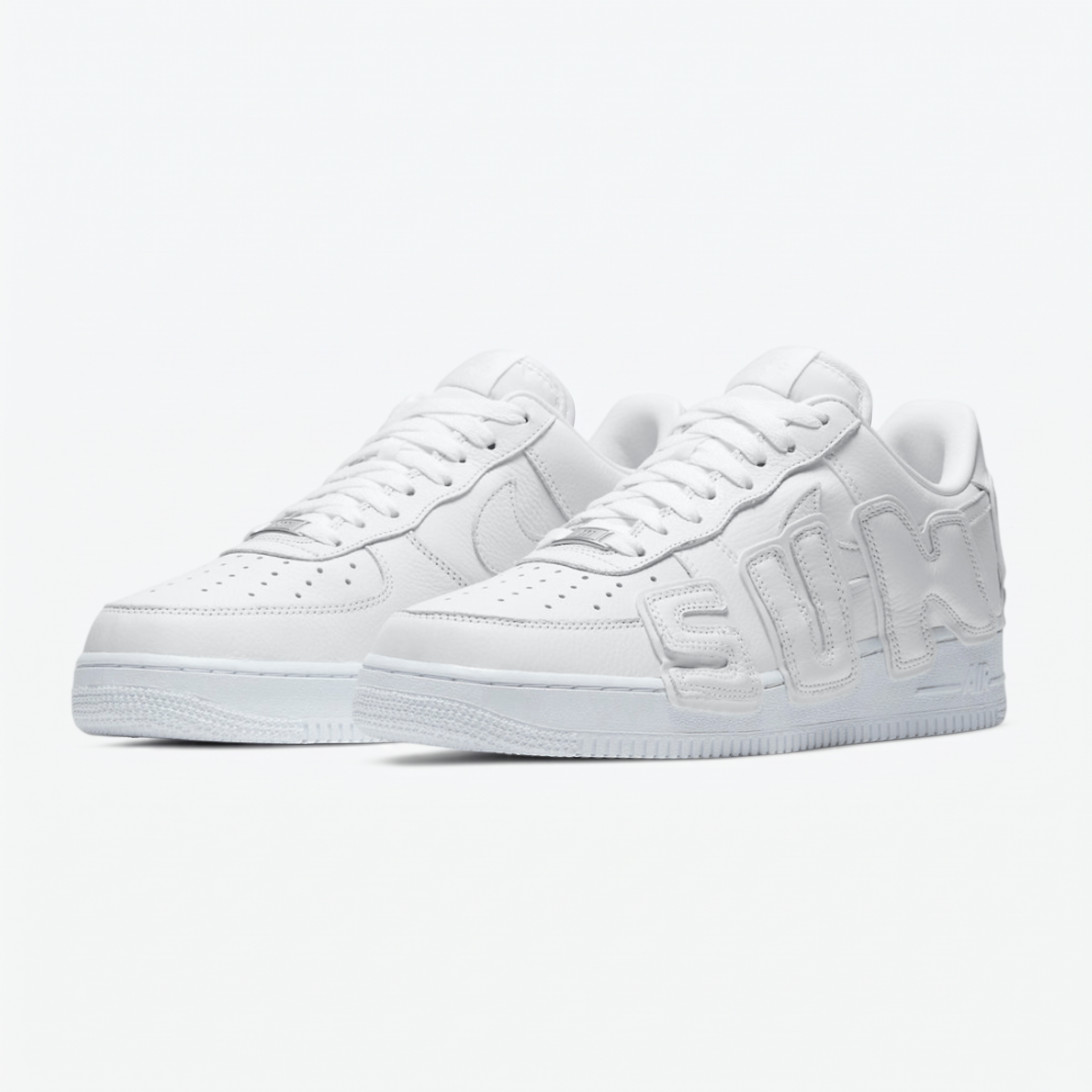Nike air force 1 cpfm white — vista frontal Parte frontal da Nike Air Force 1 CPFM White com atacadores brancos