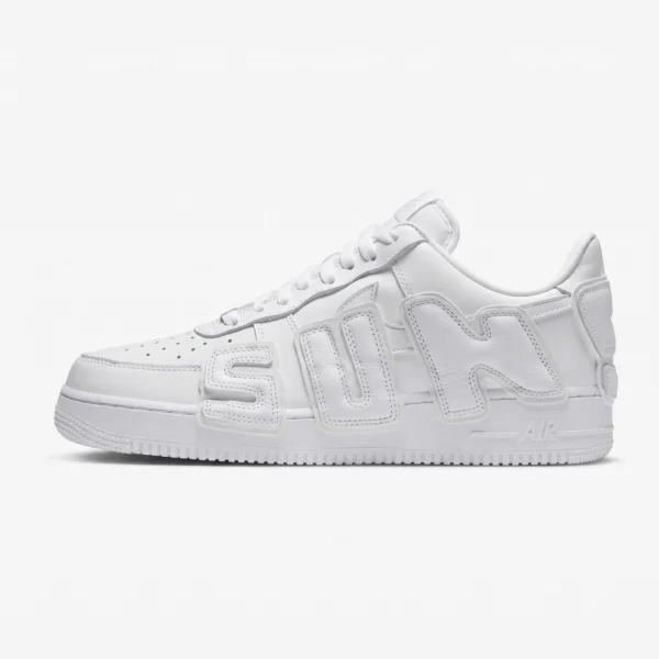Nike Air Force 1 Low Cactus Plant Flea Market White, vista lateral com letras 3D "AIR"
