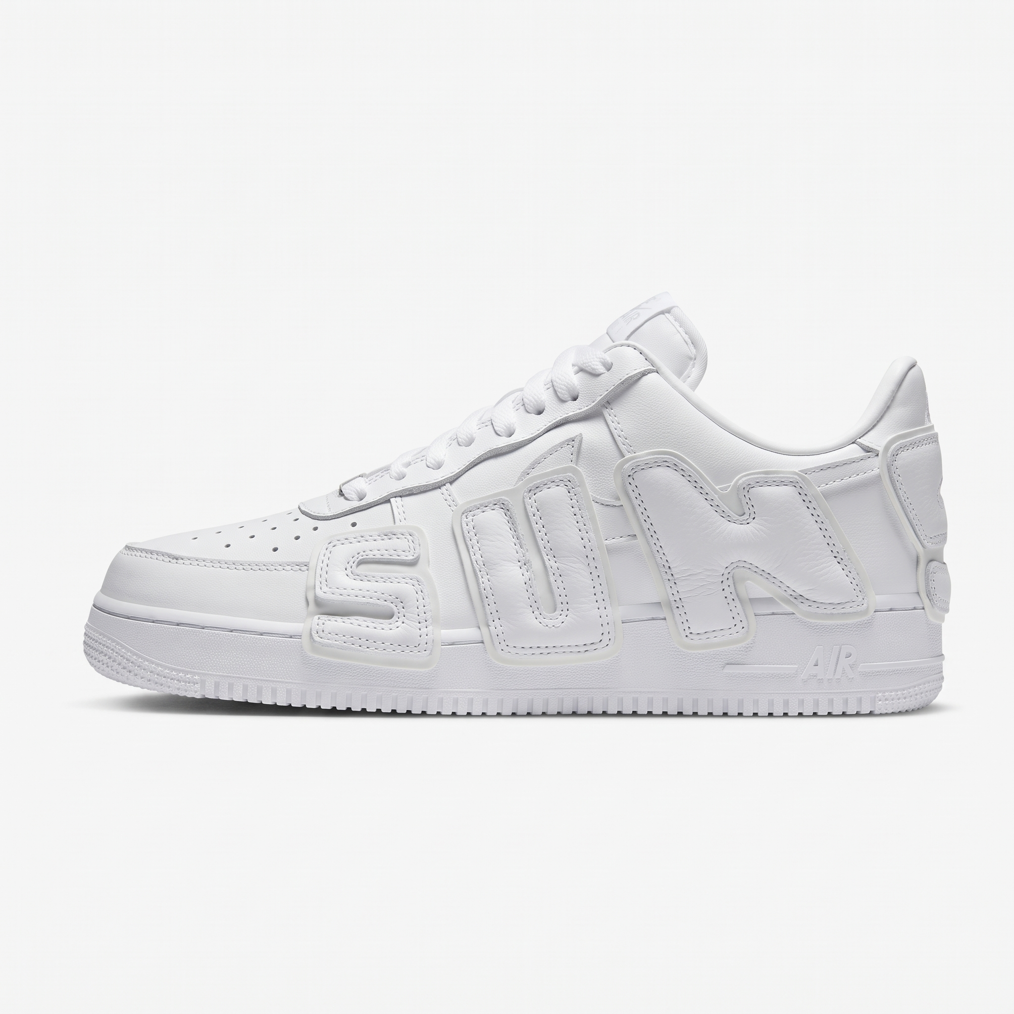 Nike air force 1 cpfm white — vista lateral Nike Air Force 1 Low Cactus Plant Flea Market White, vista lateral com letras 3D "AIR"
