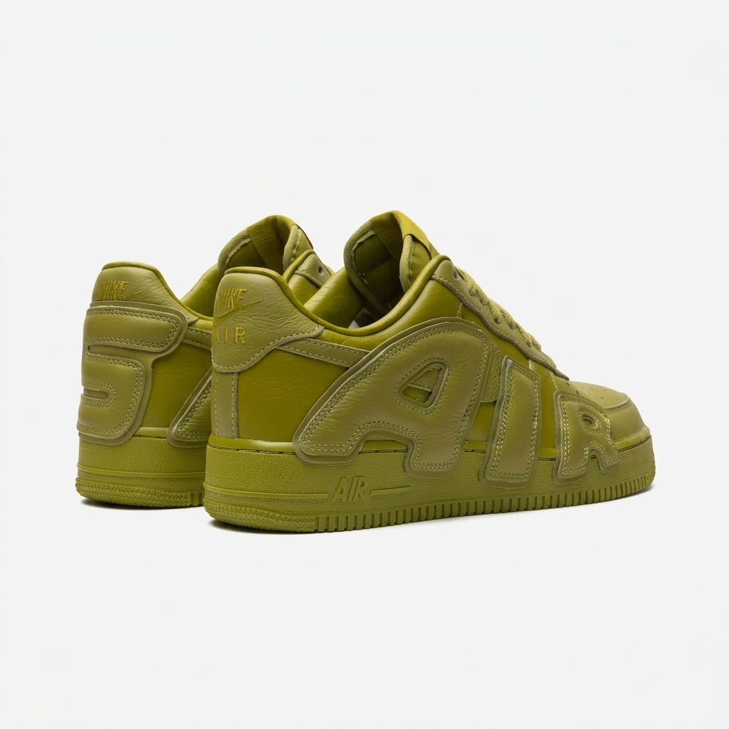 Nike Air Force 1 CPFM Moss — detalhe do calcanhar Detalhe do calcanhar da Air Force 1 CPFM Moss com bordado NIKE em linha verde