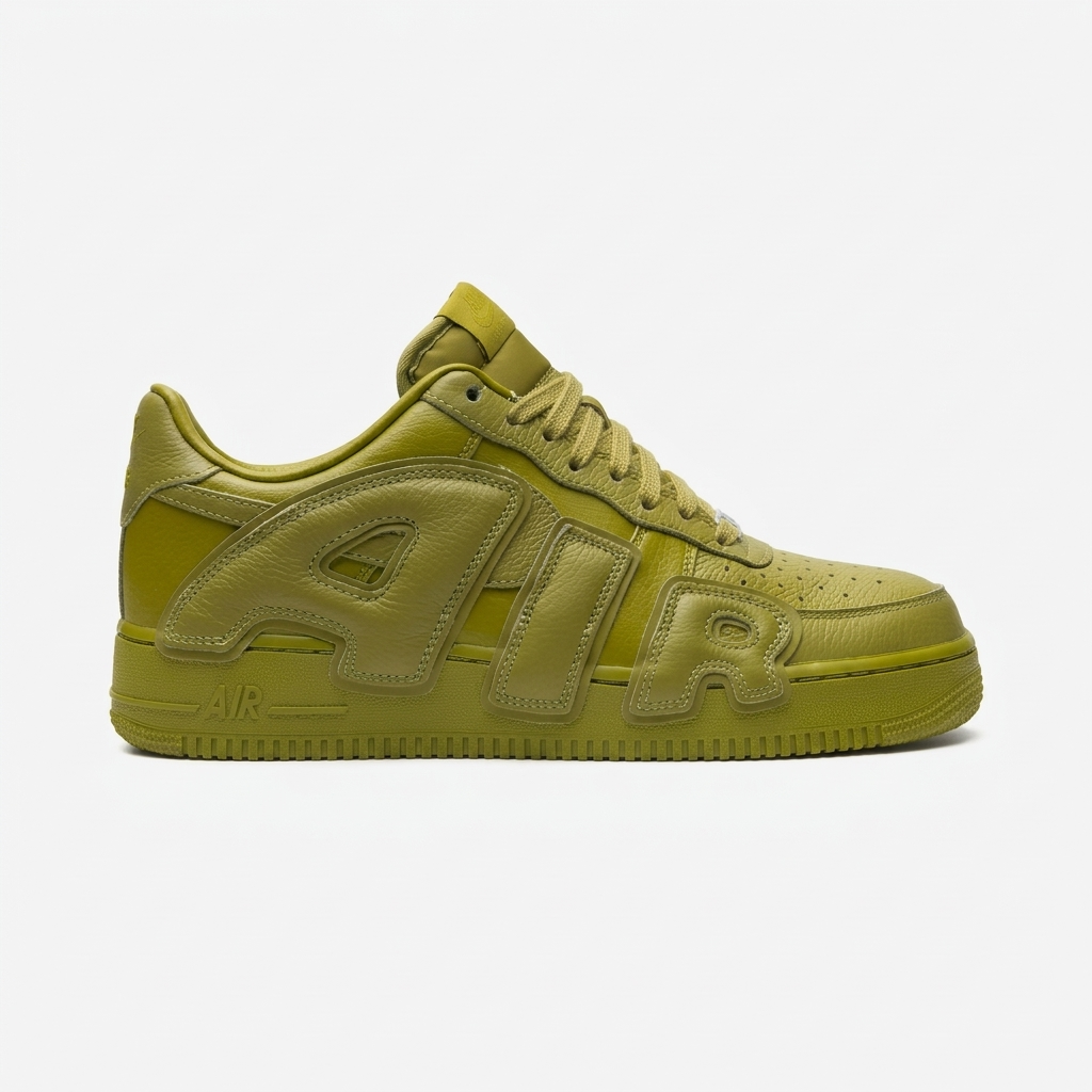 nike air force 1 cactus plant flea market moss vista lateral vorax Parte frontal da Air Force 1 CPFM Moss com atacadores verdes e ferragens prateadas