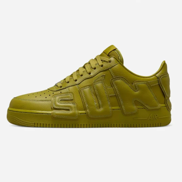 Nike Air Force 1 Low Cactus Plant Flea Market Moss, vista lateral com letras 3D verde-musgo