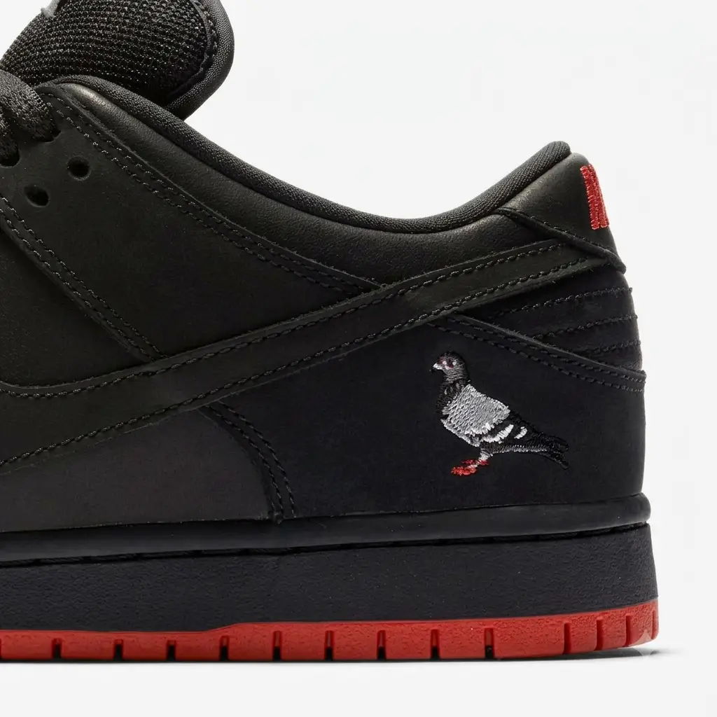nike sb dunk low black pigeon — logótipo pigeon Nike SB Dunk Low Black Pigeon — Detalhes laterais