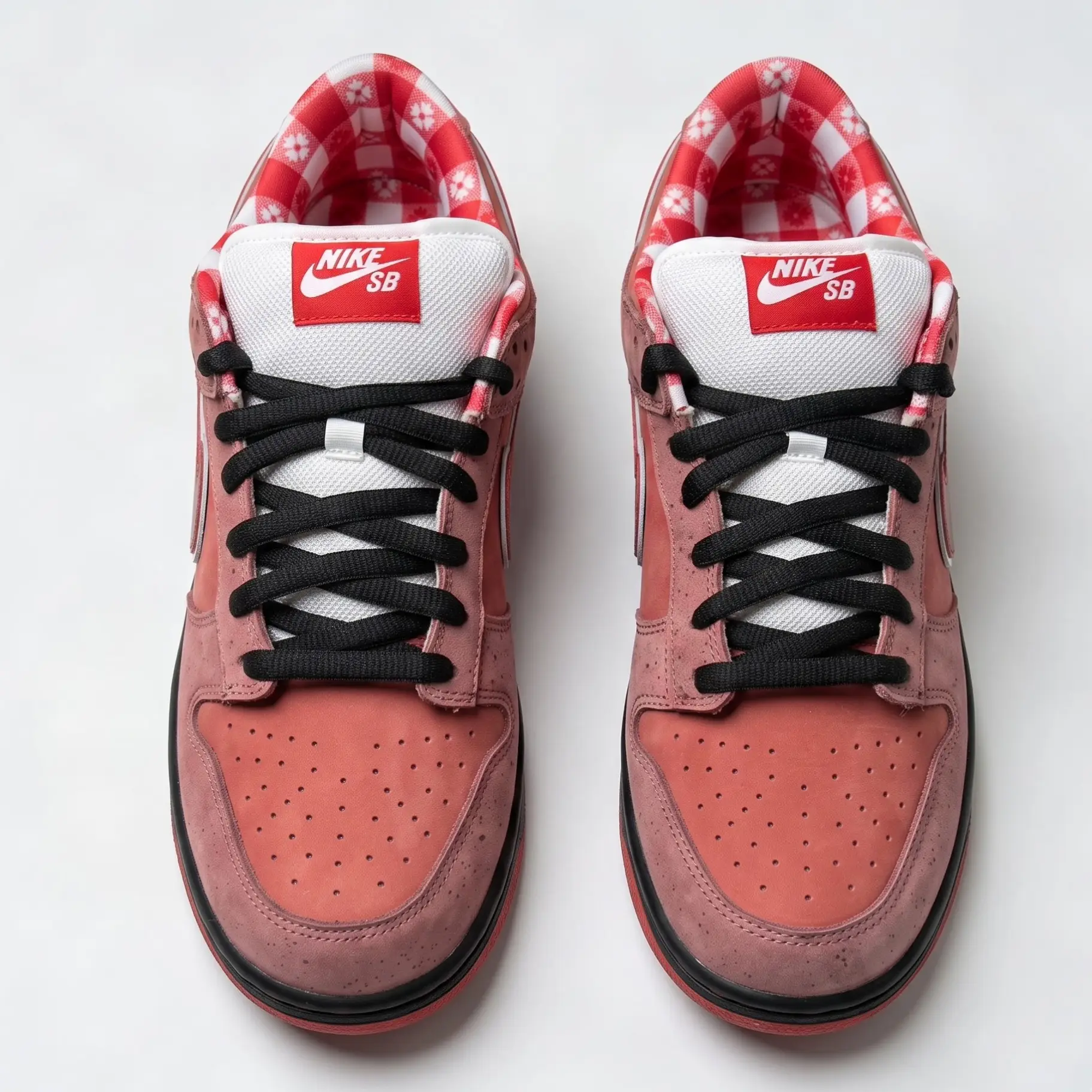 Nike sb dunk low red lobster (1) Parte frontal do Nike SB Dunk Low Red Lobster com atacadores pretos