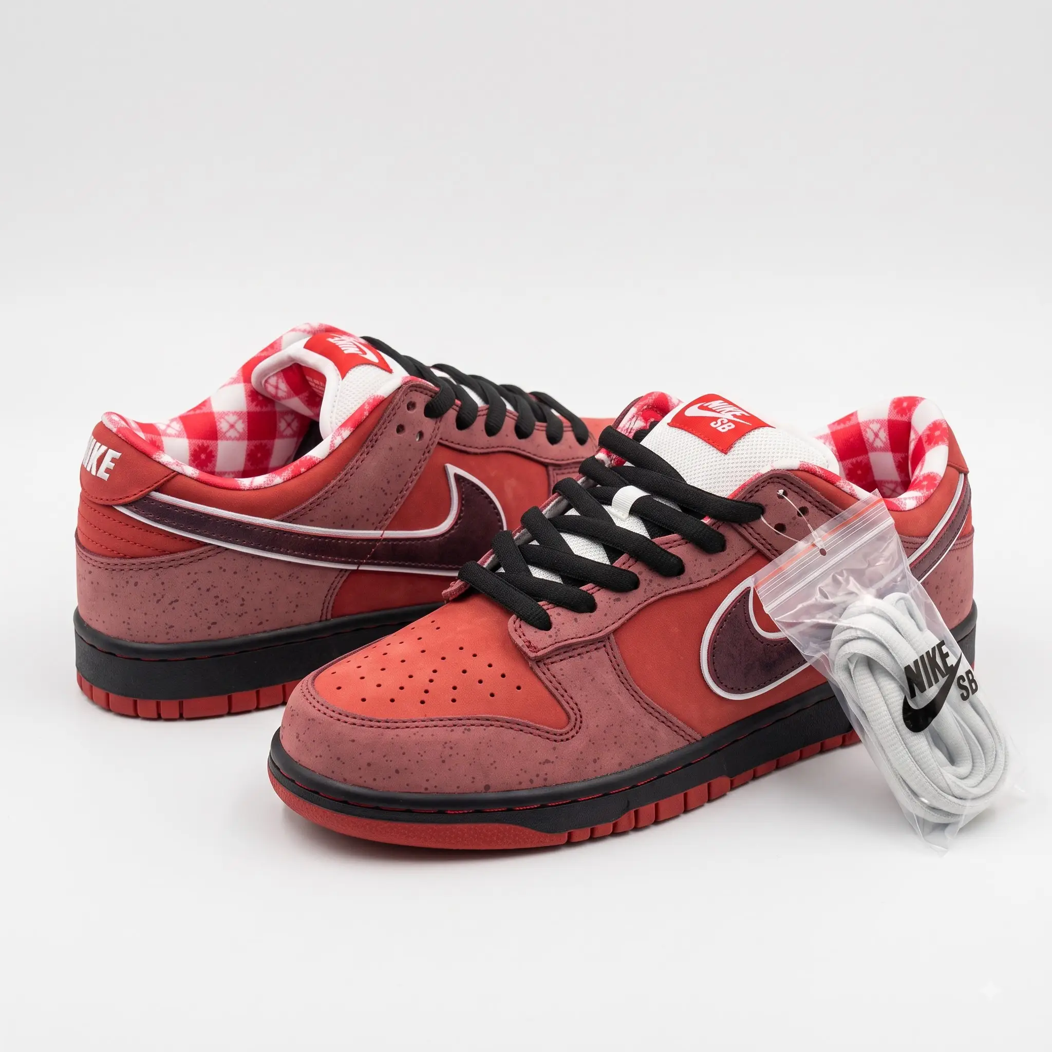 nike sb dunk low red lobster vorax Detalhe do swoosh em pele bordô do Nike SB Dunk Low Red Lobster
