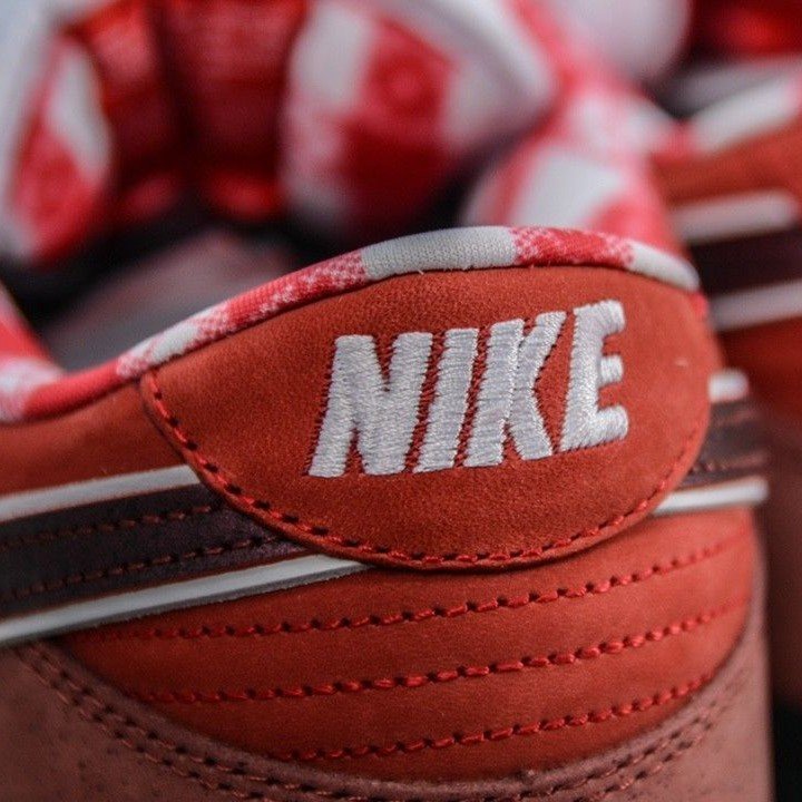 Nike SB Dunk Low Red Lobster — detalhe da língueta Detalhe da língueta interior do Nike SB Dunk Low Red Lobster com padrão gráfico