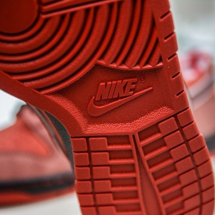 Nike SB Dunk Low Red Lobster — sola exterior Sola preta e vermelha do Nike SB Dunk Low Red Lobster