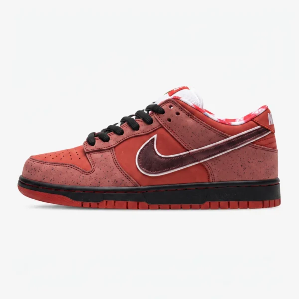 Nike SB Dunk Low Red Lobster, vista lateral com swoosh em pele bordô e textura salpicada