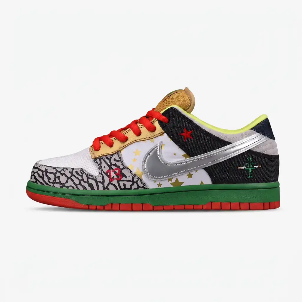 Nike sb dunk low what the dunk — vista lateral Nike SB Dunk Low What The Dunk, vista lateral com print elefante, estrelas e swoosh prateado