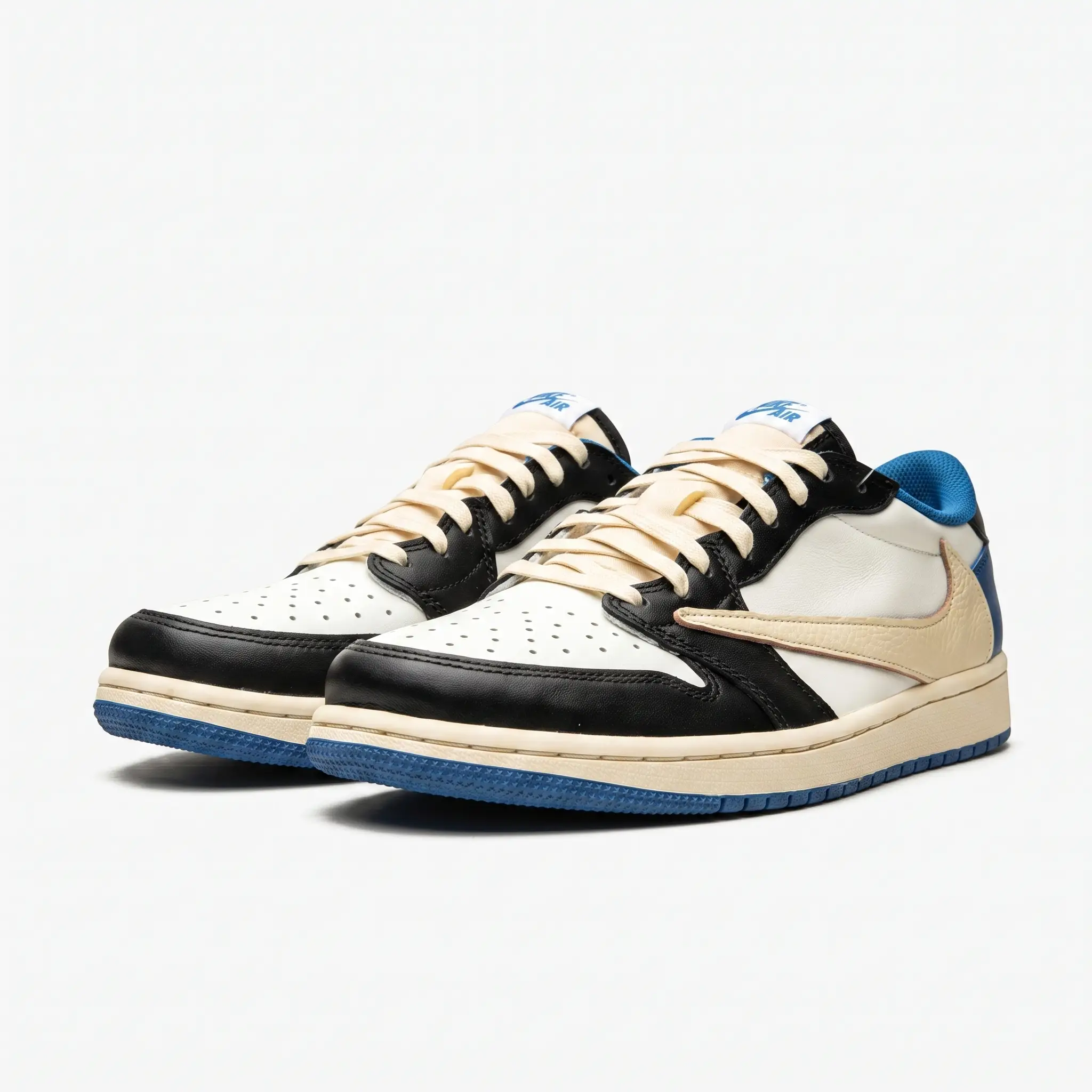 Air Jordan 1 Low Cactus Jack Fragment — Vista Frontal Par de air jordan 1 low cactus jack fragment vista frontal em ângulo