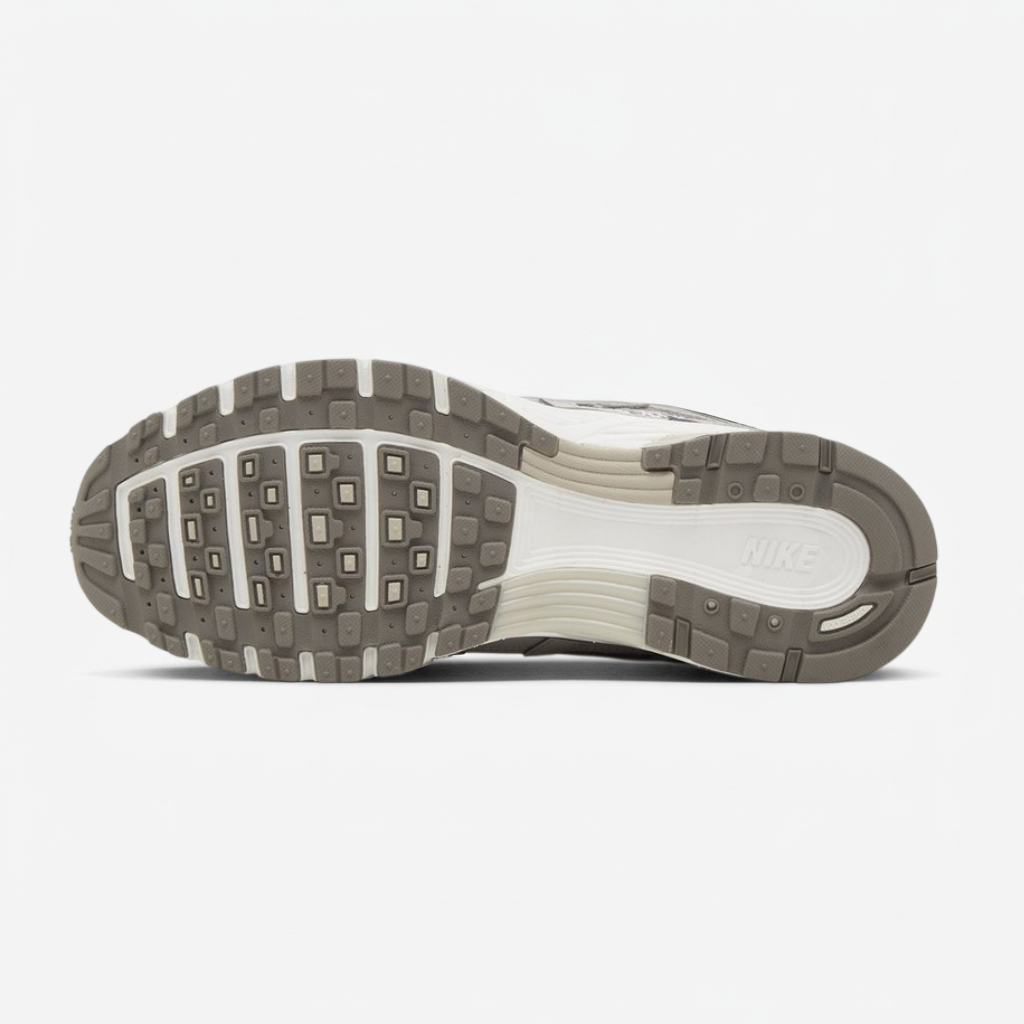 sola do nike p 6000 light iron ore Sola cinza e castanha do ténis Nike P-6000 Light Iron Ore com entressola branca
