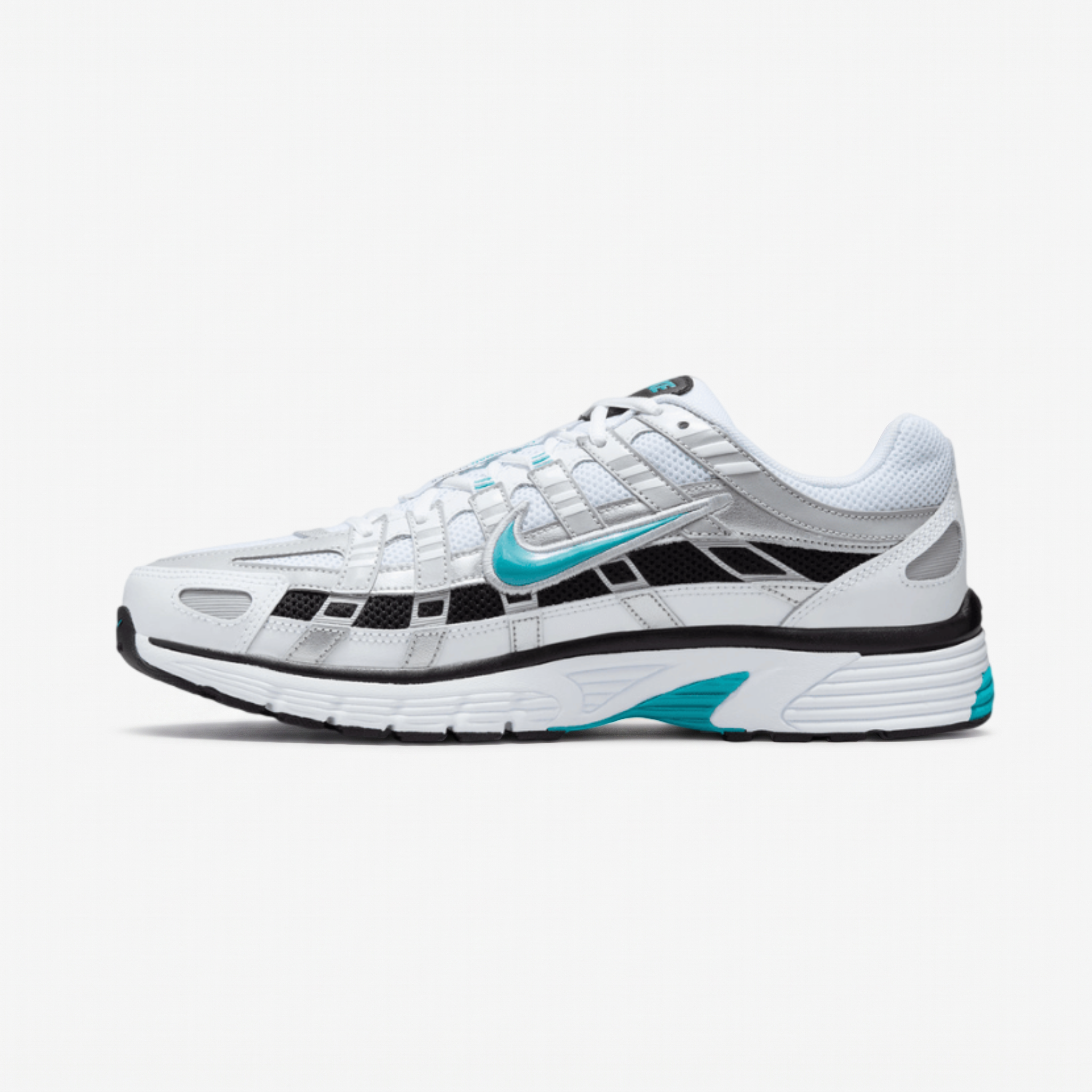 ténis nike p 6000 branco turquesa — perfil completo Vista lateral do ténis Nike P-6000 branco com detalhes prateados e turquesa