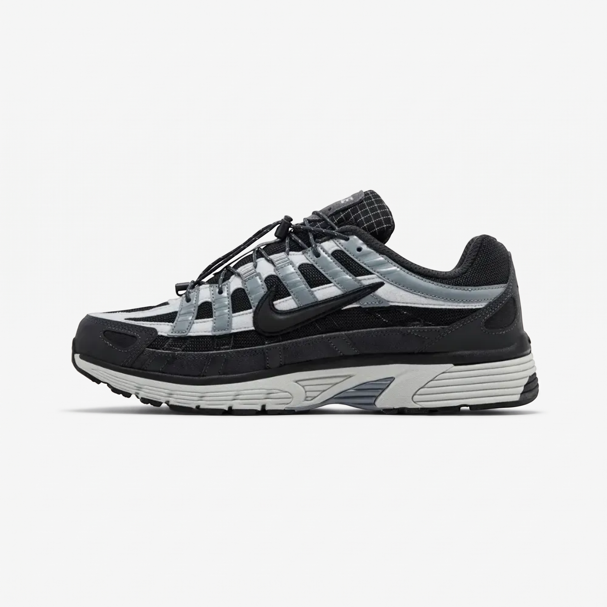 vista lateral do nike p 6000 black cool grey Vista lateral do ténis Nike P-6000 preto e cinza com sola branca