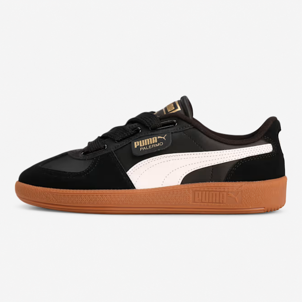 vista lateral do ténis puma palermo preto e branco Vista lateral do ténis Puma Palermo preto com risca branca Formstrip e sola gum