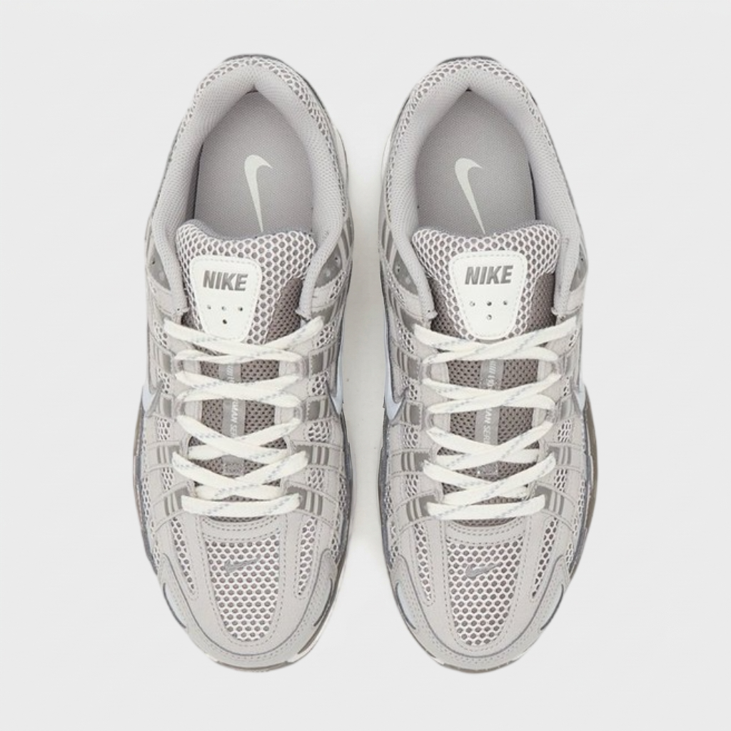 vista superior do par nike p 6000 light iron ore Vista superior do par de ténis Nike P-6000 cinza com swoosh prateado