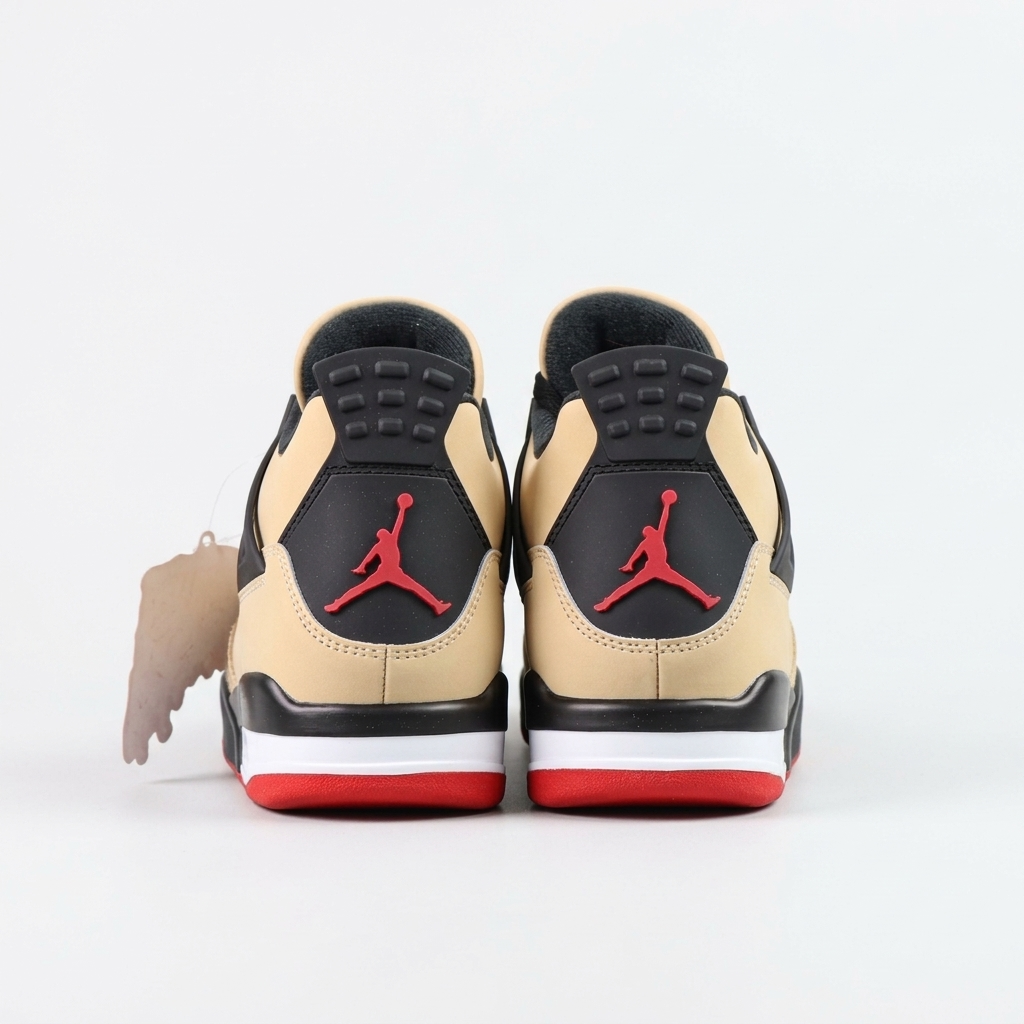Air Jordan 4 Mushroom - Detalhe do Calcanhar Par de Air Jordan 4 Mushroom vista traseira logo Jumpman vermelho