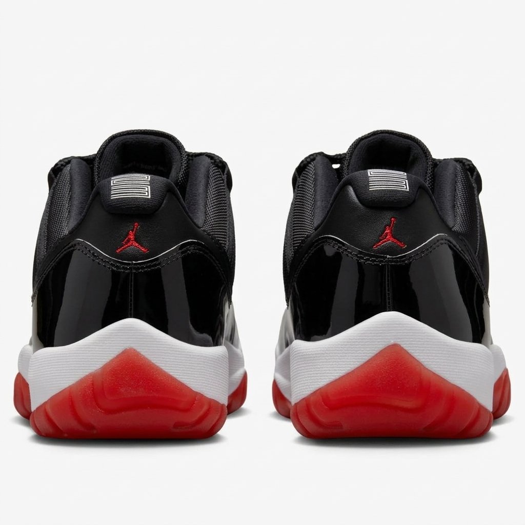 Air Jordan 11 Low Bred 2025 — detalhe do calcanhar Detalhe do calcanhar da Air Jordan 11 Low Bred 2025 com Jumpman vermelho e número 23