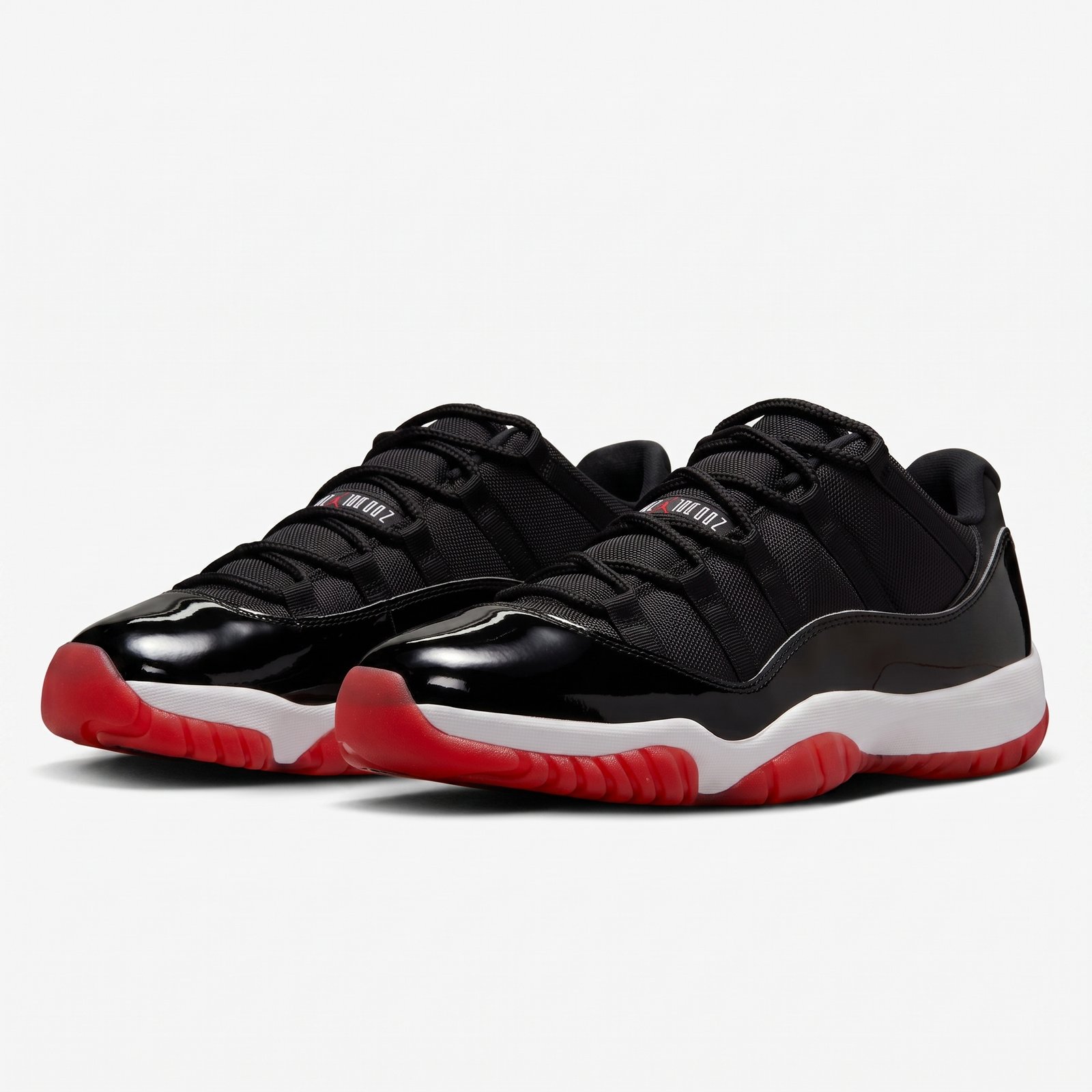 Air Jordan 11 Low Bred 2025 — vista frontal Parte frontal da Air Jordan 11 Low Bred 2025 com atacadores pretos