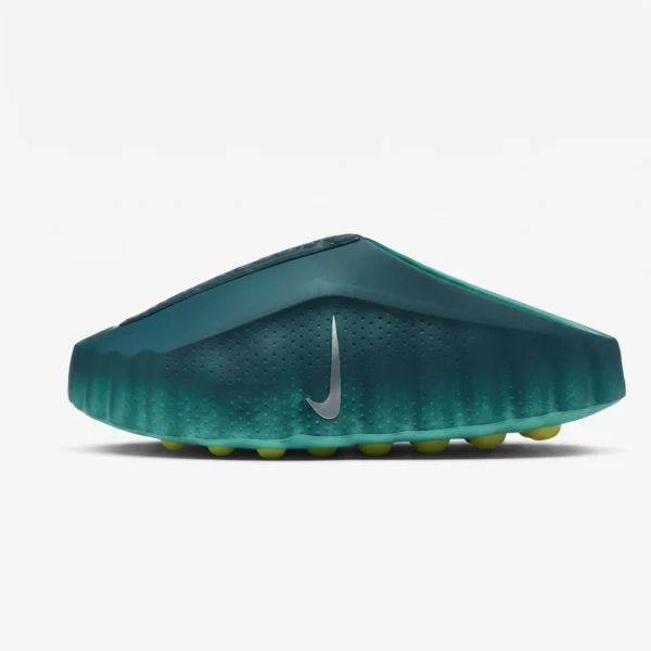 Chinelo Nike Mind 001 Geode Teal em vista lateral completa com swoosh prateado